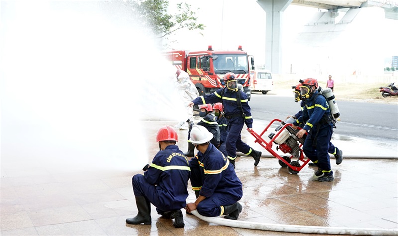 Lực lượng Cảnh sát PCCC và CNCH triển khai phương tiện chữa cháy.