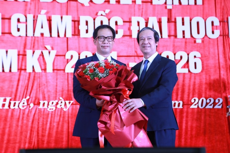Bộ trưởng Nguyễn Kim Sơn tặng hoa chúc mừng tân Giám đốc Đại học Huế.