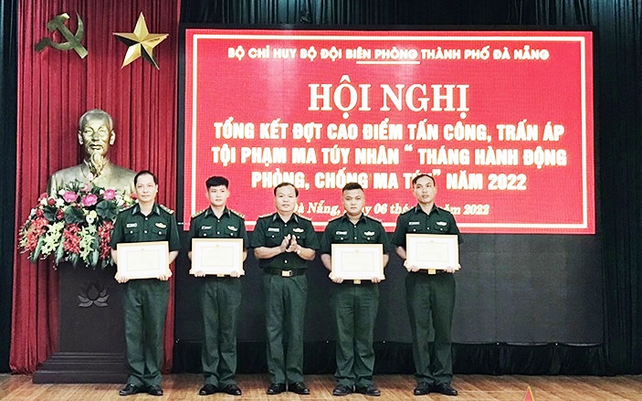 Lãnh đạo Bộ chỉ huy BĐBP TP Đà Nẵng khen thưởng cho các tập thể và cá nhân có thành tích xuất sắc trong công tác phòng chống tội phạm về ma túy.