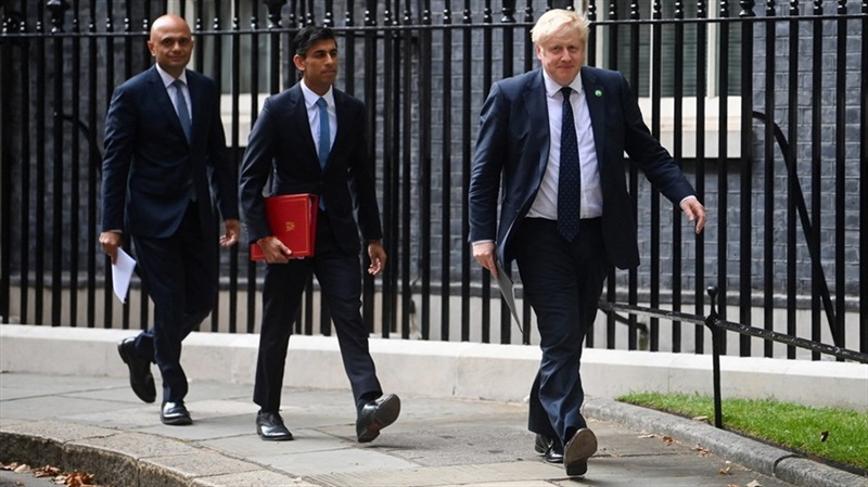 Thủ tướng Anh Boris Johnson (phải), cựu Bộ trưởng Y tế Sajid Javid (trái) và cựu Bộ trưởng Tài chính Rishi Sunak (giữa). Ảnh: AFP
