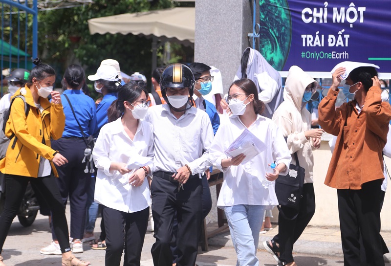 CSGT Công an TP Đà Nẵng trực tại các điểm thi, vừa đảm bảo TTATGT vừa hỗ trợ thí sinh