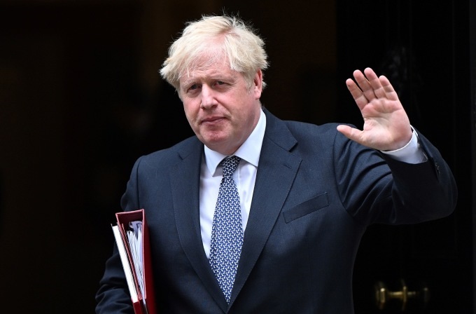 Thủ tướng Anh Boris Johnson rời văn phòng ở số 10 phố Downing, London hôm 5-7. Ảnh: AFP