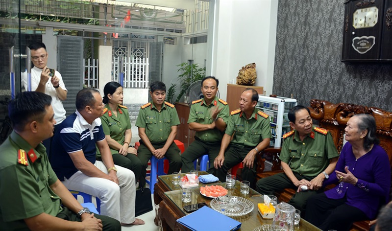 Đoàn CATP Đà Nẵng thăm và chụp hình lưu niệm với gia đình liệt sĩ tại Hải Phòng.