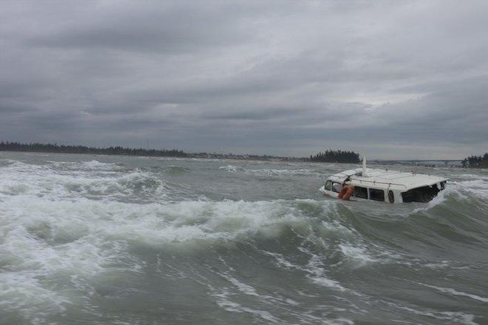 Hiện trường ca-nô Qna-1125 bị sóng đánh chìm trên biển Cửa Đại.