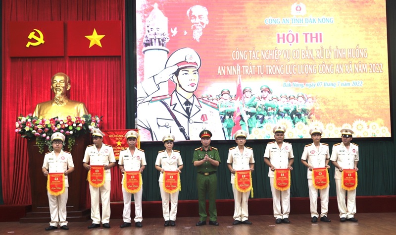Đại tá Nguyễn Tường Vũ, Phó giám đốc Công an tỉnh trao giải cho các đội thi
