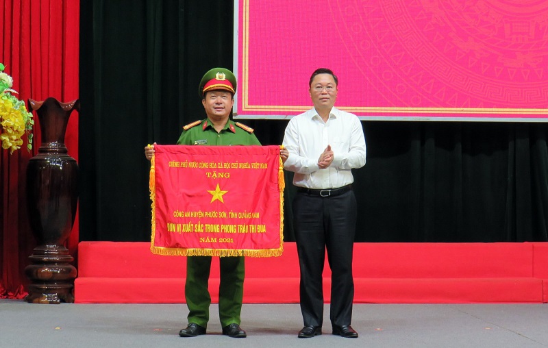 Chủ tịch UBND tỉnh Quảng Nam Lê Trí Thanh trao Cờ thi đua của Chính phủ cho Công an huyện Phước Sơn.