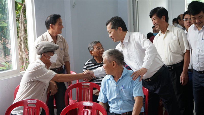Bí thư Thành ủy Đà Nẵng hỏi thăm sức khỏe đảng viên Chi bộ 25.