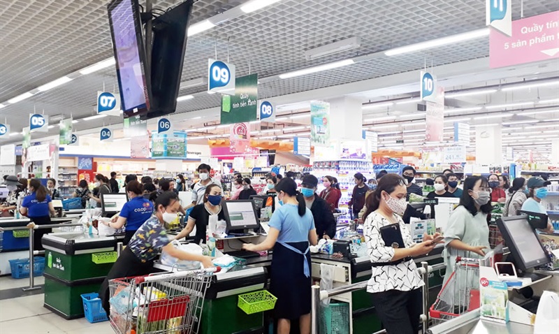 Người dân mua sắm tại Siêu thị Coopmart Đà Nẵng.