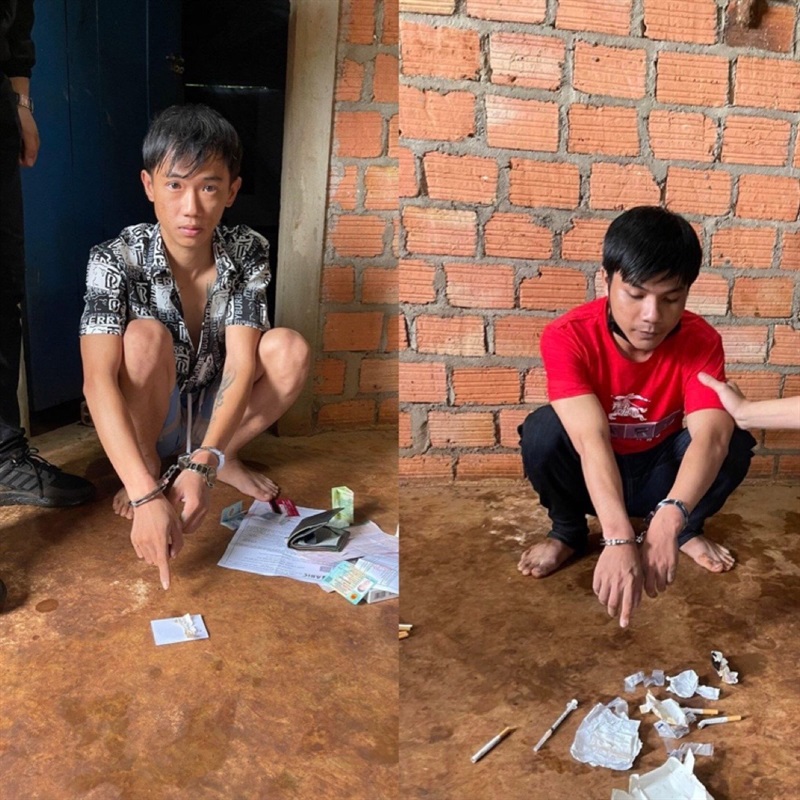 Hai đối tượng Ty và Luận bị bắt cùng 2 gói ma túy tang vật.