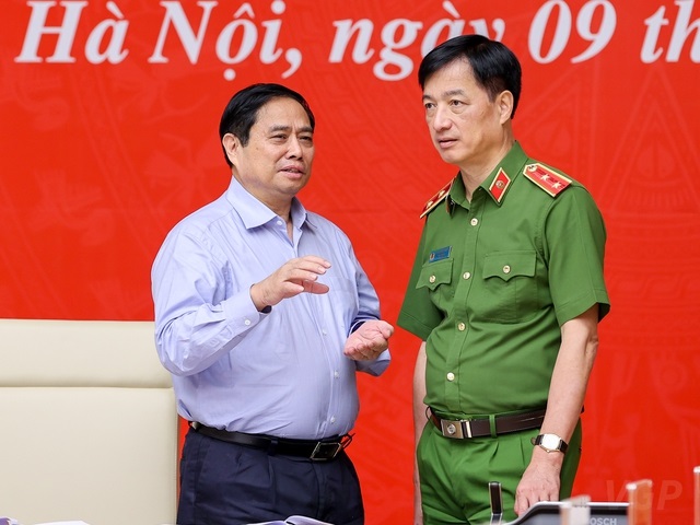 Thủ tướng trao đổi cùng Thứ trưởng Bộ Công an Nguyễn Duy Ngọc.