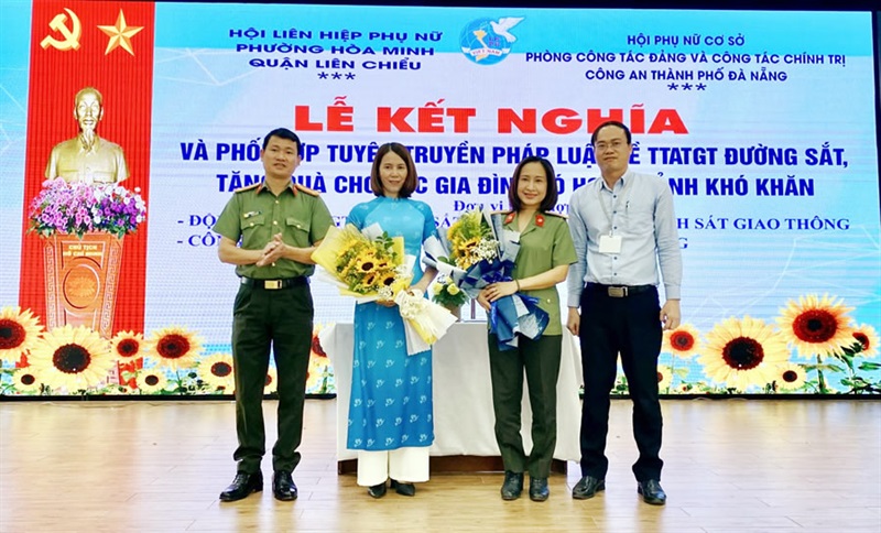 Đại diện lãnh đạo hai đơn vị tặng hoa cho Hội Phụ nữ cơ sở Phòng Công tác Đảng và Công tác Chính trị Công an TP và Hội LHPN P.Hòa Minh tại lễ kết nghĩa.