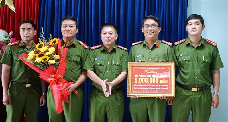 Đại tá Nguyễn Văn Tăng tặng hoa chúc mừng Phòng Cảnh sát Kinh tế nhân dịp kỷ niệm 66 năm Ngày truyền thống.