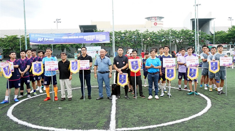 Ban tổ chức tặng cờ lưu niệm cho các đội tham gia hội thao.