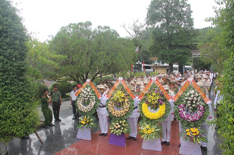 Đoàn Công an TP Đà Nẵng chụp hình lưu niệm trong chuyến về nguồn sáng nay.