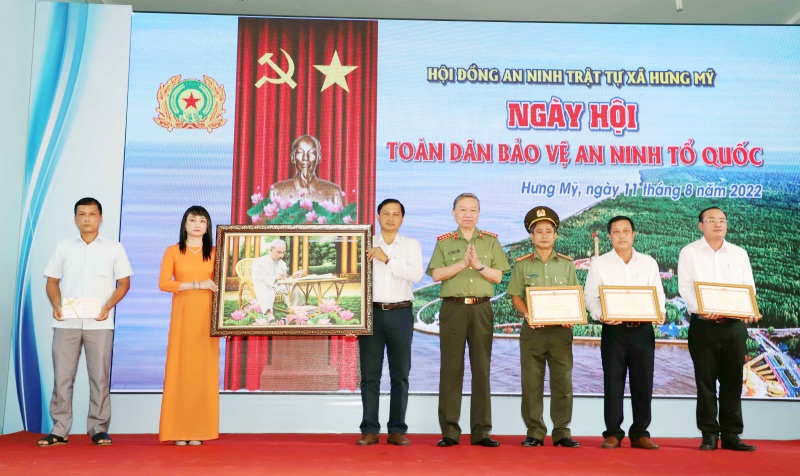 Bộ trưởng Tô Lâm trao Bằng khen và quà của Bộ Công an tặng các tập thể, cá nhân có thành tích xuất sắc trong phong trào toàn dân BVANTQ.