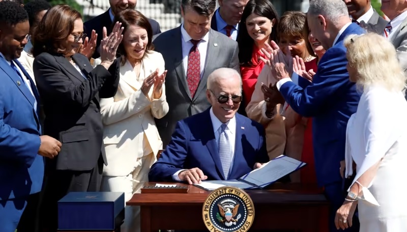 Tổng thống Mỹ Joe Biden ký Đạo luật chip và khoa học. Ảnh: Reuters
