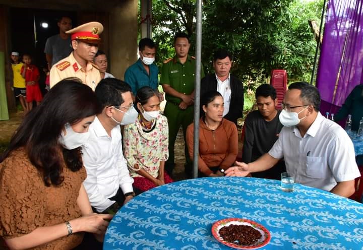 Phó Chủ tịch chuyên trách Ủy ban An toàn giao thông Quốc gia Khuất Việt Hùng cùng Đoàn công tác thăm hỏi gia đình các nạn nhân tử vong