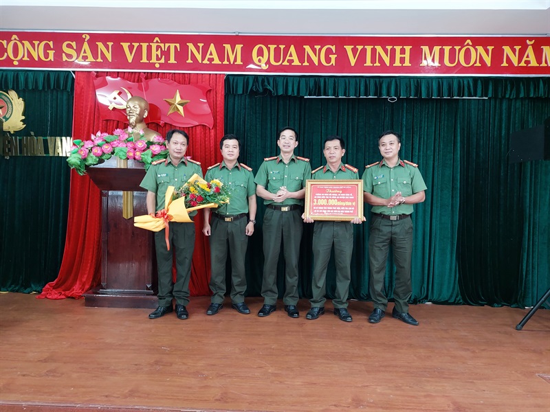 Thượng tá Nguyễn Đại Đồng-Phó Giám đốc Công an thành phố Đà Nẵng trao thưởng cho các đơn vị An ninh Công an thành phố và Công an Hòa Vang