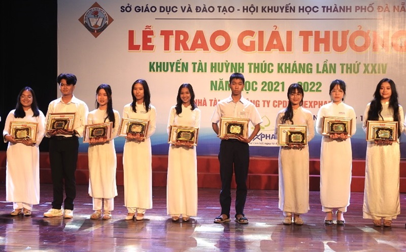 Các em HS THPT nhận giải thưởng khuyến tài Huỳnh Thúc Kháng năm học 2021-2022.