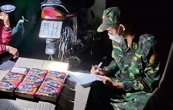 BĐBP Quảng Trị kiểm tra tang vật pháo nổ.