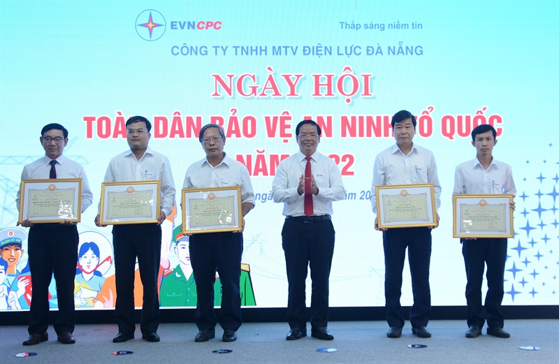 Lãnh đạo PC Đà Nẵng khen thưởng các tập thể, cá nhân.