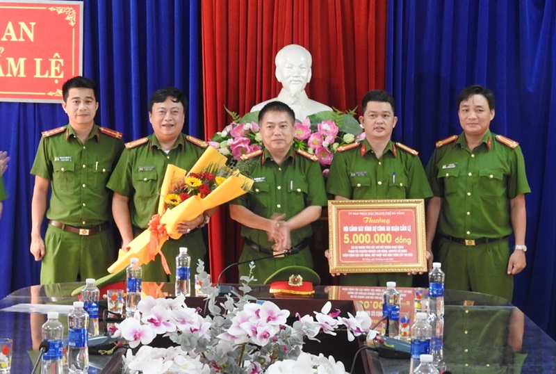 Thượng tá Nguyễn Đại Đồng trao thưởng cho các đơn vị và CAH Hòa Vang.