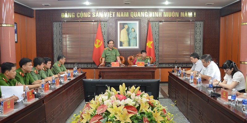 Thiếu tướng Vũ Xuân Viên và Đại tá Nguyễn Thế Hải đồng chủ trì buổi làm việc.