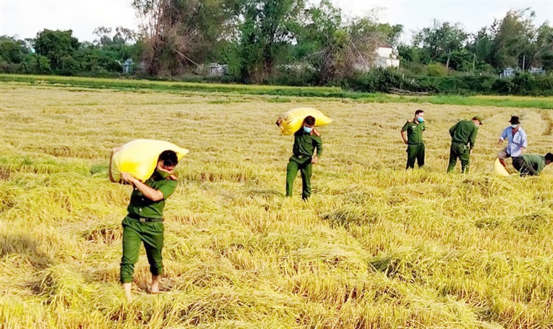 CAX Hòa Phong (H. Hòa Vang, TP Đà Nẵng) tham gia cứu hộ người và phương tiện lưu thông qua vùng trũng thấp bị nước lũ cuốn trôi.