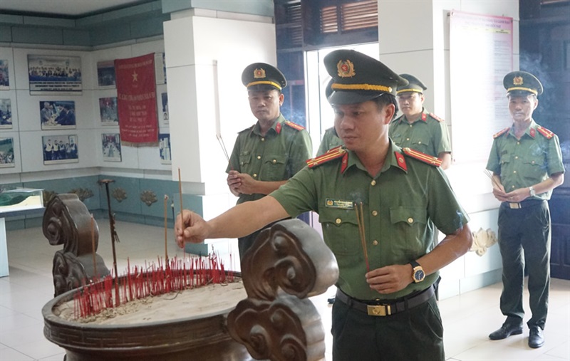 Tập thể lãnh đạo, cán bộ, chiến sĩ, nhân viên Chuyên đề Công an TP Đà Nẵng tham gia lễ Báo công dâng Bác.