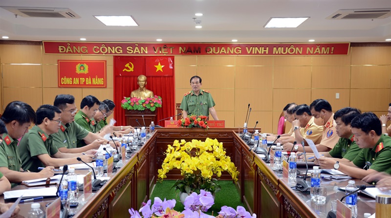 Thiếu tướng Vũ Xuân Viên phát biểu tại cuộc họp.