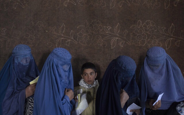 Các quyền cơ bản của người dân Afghanistan, đặc biệt là phụ nữ và trẻ em gái, đang ngày một xấu đi. Ảnh: AP