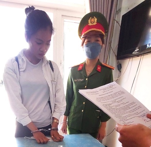 Cơ quan CSĐT đọc lệnh bắt tạm giam Trần Thị Nhơn.
