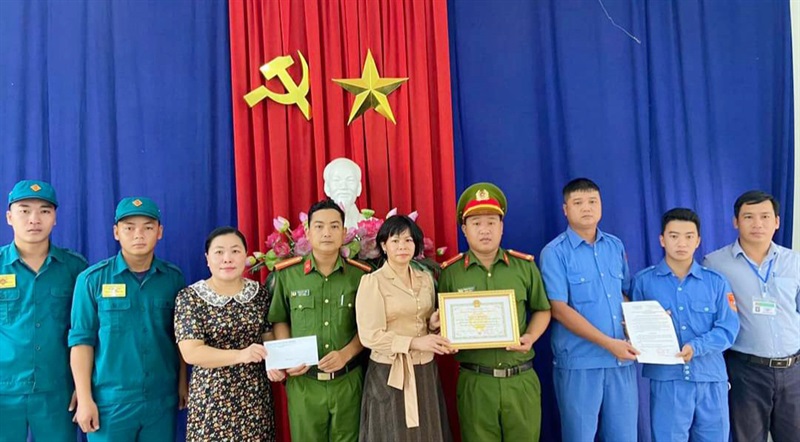Lãnh đạo xã Hòa Khương (H. Hòa Vang) khen thưởng đột xuất cho lực lượng tuần tra 8394 Công an xã.