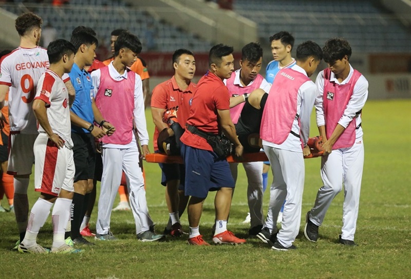 Thủ môn Thanh Bình được đội ngũ y tế đưa ra khỏi sân sau chấn thương.