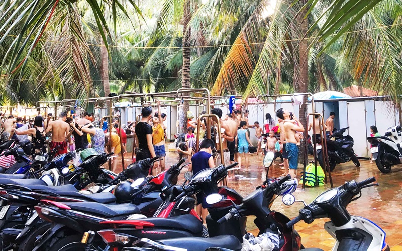 Một khu nhà tắm nước ngọt công cộng phục vụ khách tắm biển tại TP Đà Nẵng.