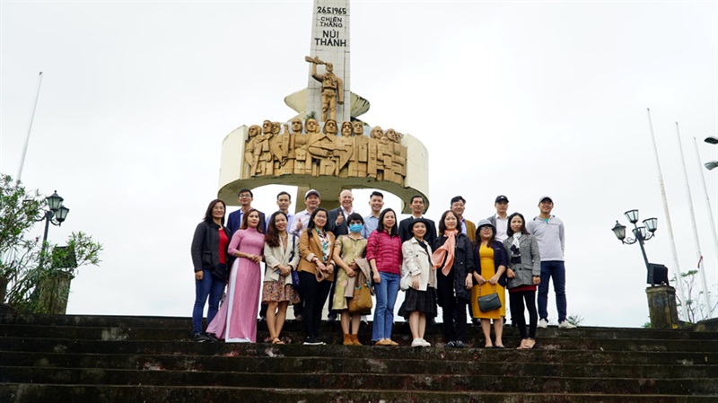 Du khách tham quan Tượng đài Chiến thắng Núi Thành.