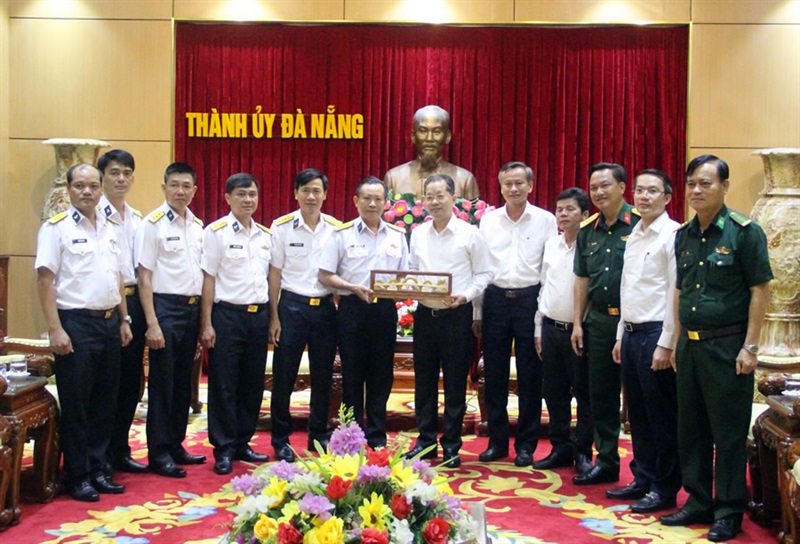 Bí thư Thành ủy Nguyễn Văn Quảng trao tặng quà chúc mừng đoàn Tư lệnh vùng 3 Hải quân.
