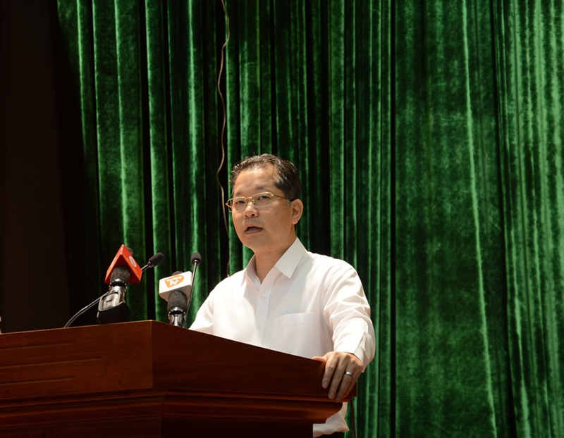 Bí thư Thành ủy Nguyễn Văn Quảng tặng bằng khen cho các tập thể có thành tích xuất sắc.