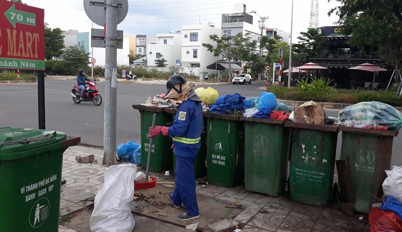 Một điểm thu gom rác dồn “1 cục” ở quận Cẩm Lệ.