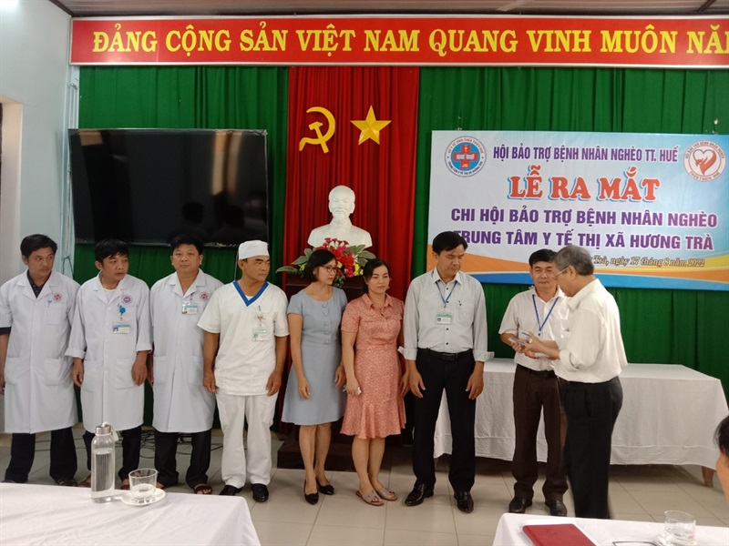 Ra mắt Chi hội Bảo trợ bệnh nhân nghèo Trung tâm Y tế thị xã Hương Trà.