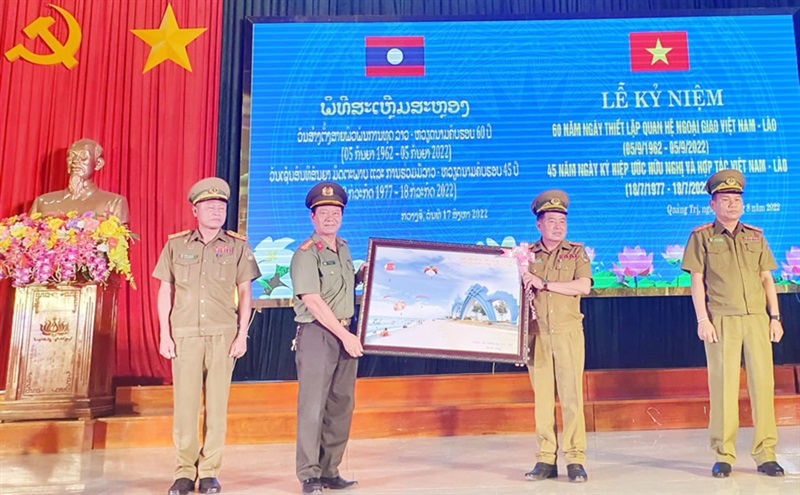 Bí thư Quận ủy Hải Châu Vũ Quang Hùng mừng thọ cho hội viên CLB Công an hưu Q. Hải Châu.