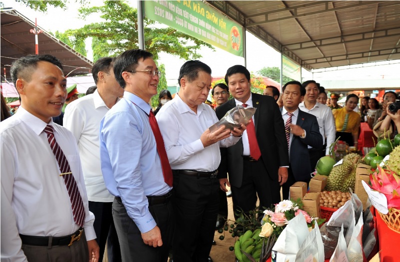 Thừa ủy quyền của Bộ trưởng Bộ Công an, Thiếu tướng Lê Vinh Quy- Giám đốc Công an tỉnh Đắk Lắk trao Bằng khen cho cá nhân tại Ngày hội.
