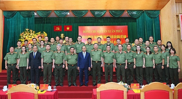 Chủ tịch nước Nguyễn Xuân Phúc tặng hoa chúc mừng Cục An ninh kinh tế.