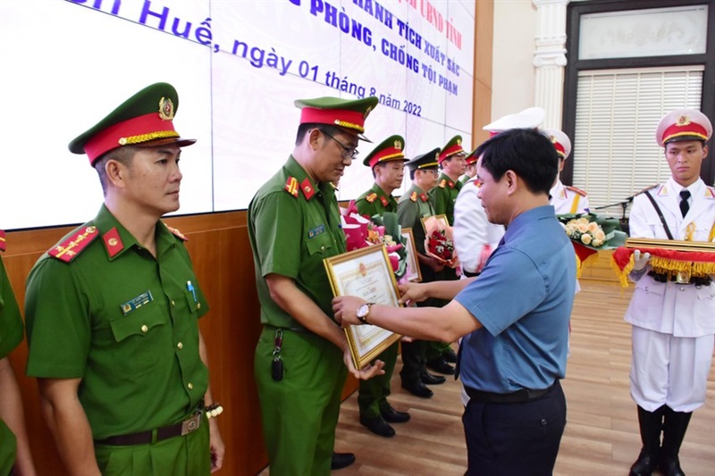 Chủ tịch UBND tỉnh Thừa Thiên- Huế Nguyễn Văn Phương trao thưởng cho các tập thể, cá nhân.