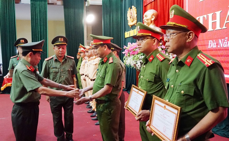 Đại tá Trần Phòng- Phó Giám đốc Công an TP Đà Nẵng tặng Giấy khen cho các tập thể và cá nhân.