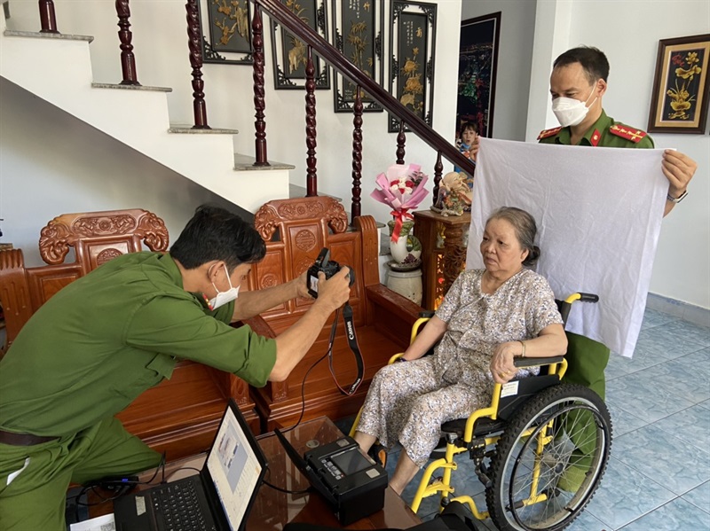 Lực lượng Công an đến tận nhà làm CCCD cho trường hợp già yếu, đi lại khó khăn ở phường Thanh Bình (Q. Hải Châu).