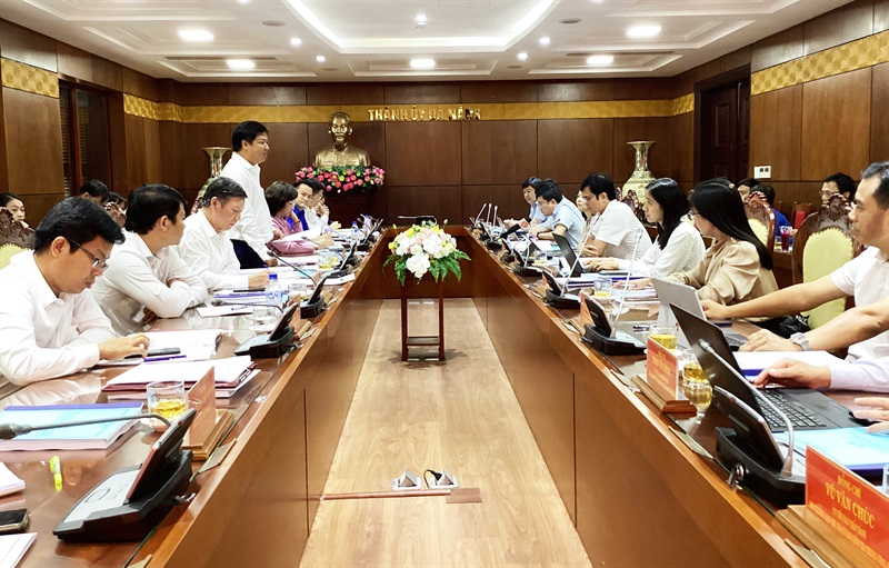 Phó Bí thư Thường trực Thành ủy, Chủ tịch HĐND TP Đà Nẵng Lương Nguyễn Minh Triết trao đổi với Đoàn giám sát.