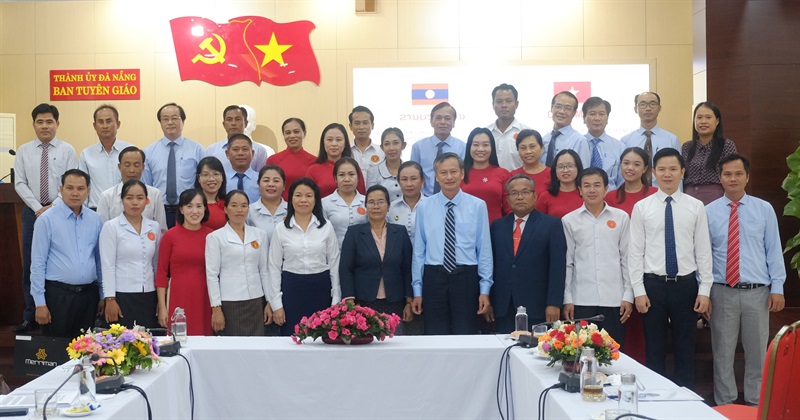Đoàn Ban Tuyên giáo Tỉnh ủy Attapu, Lào chụp ảnh lưu niệm cùng lãnh đạo Ban Tuyên giáo Thành ủy Đà Nẵng.