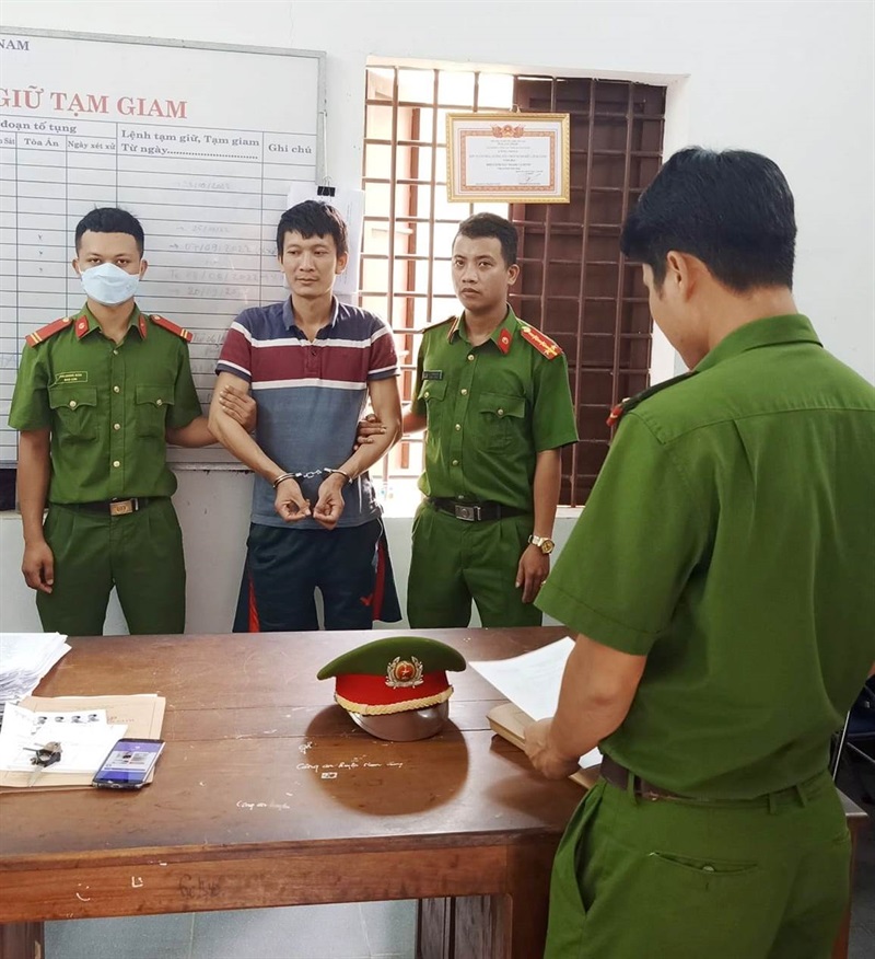 CQĐT tống đạt quyết định khởi tố đối với Nguyễn Văn Tú.