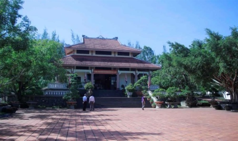 Khu chánh điện tại Đền thờ Trương Định tại Quảng Ngãi.